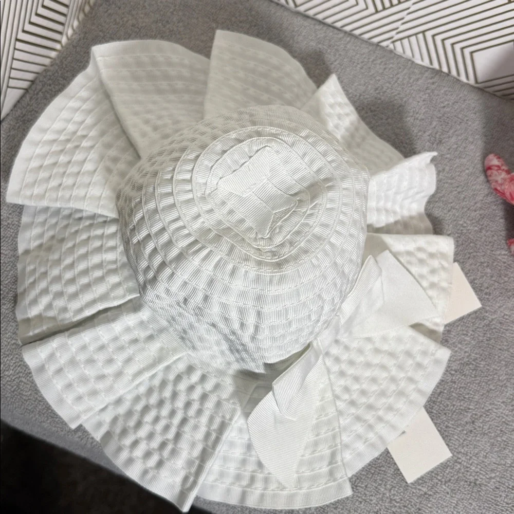 Janie and Jack hat‎ NWT White bucket Hat with bow and pleats and elephant rattle